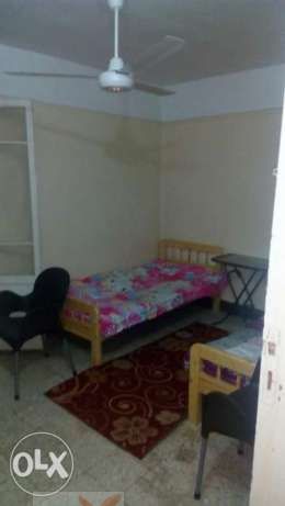سرير في غرفة لبنت سكن طالبات في شارع النخلة