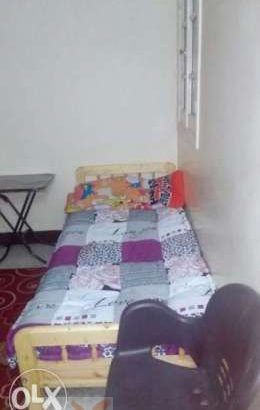 سرير في غرفة لبنت سكن طالبات في شارع النخلة