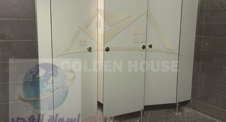 الكومباكت HPL: الحل الأمثل لأبواب الحمامات